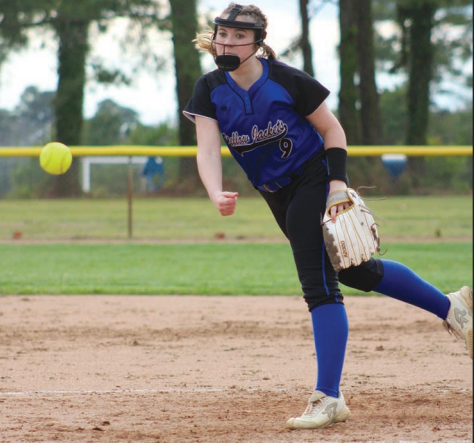 Yellow Jackets Softball Team Takes Down Franklin in Perfect Game